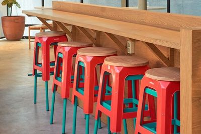 Aiola Canteen, Tempat Nongkrong Hits dengan Konsep Flat Geometrics Illustration