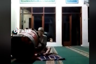 Niat Bangunkan Sahur, 2 Pemuda Ini Justru Ketemu Pocong di Masjid!