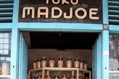 Coba Kue Kering Zaman Kolonial di Toko Madjoe Malang!