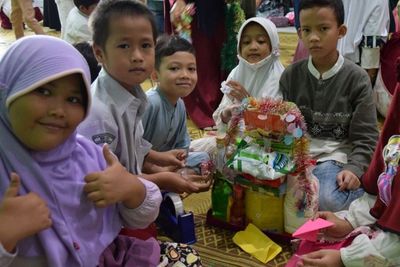 Serunya Siswa Kelas 1 SDIT Nur Hidayah Solo Membuat Parcel dan Berbagi ke Sopir Becak