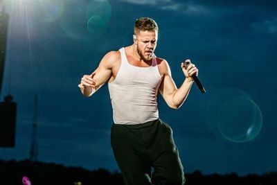 Vokalis Imagine Dragons Kerap Buka Baju saat Mentas, Ternyata Ini Alasannya