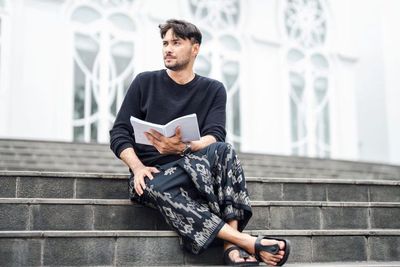 Gaya Cool Refal Hady Pakai Sarung dan Sandal: Vibes Calon Imam Banget