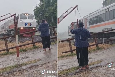 Momen Pria Rela Kehujanan Demi Menjaga Palang Pintu Perlintasan Kereta, Dijuluki Pahlawan