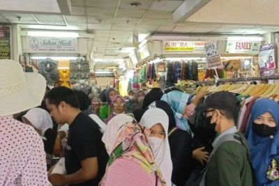 Perjuangan Pengunjung Tanah Abang Naik KRL Jam 6 Pagi, Beli Kerudung Lebaran Rp25 Ribu