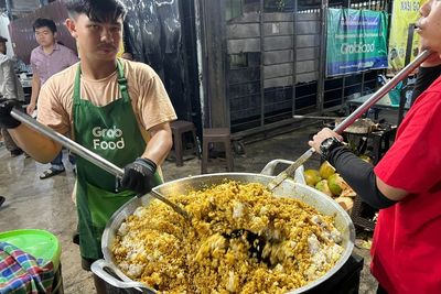 Gokil! Sekali Masak Langsung 100 Porsi, Nasi Goreng Ini Digemari Warga Makassar