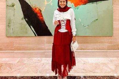 Inspirasi OOTD Hijab Merah Putih ala Awkarin, Netizen: Ini Mah Outfit 17-an