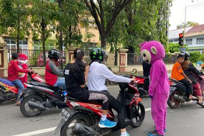 Potret Lampu Merah di Parepare Diserbu Badut, Dari Mana Asalnya Ya?