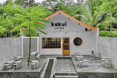 Kakui Coffee: Spot Nongkrong Kekinian dengan Konsep Semi Alam Terbuka di Kota Batang