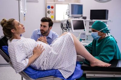 Mungkin Enggak Sih Melahirkan Secara Normal Setelah Caesar? Ini Kata Dokter
