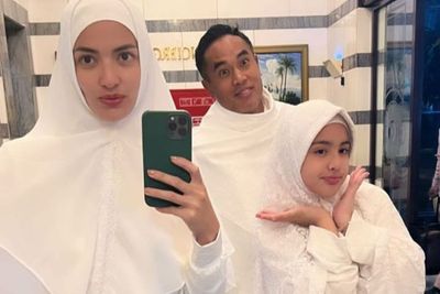 Nia Ramadhani Pakai Hijab Dibalut Gamis Serba Putih Saat Umrah, Ini Potret Cantiknya!