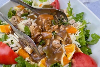 Caesar Salade: Menikmati Kelezatan dan Keunikan Salad Khas Yunani di Restoran Castelveccio