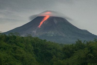 Viral Penampakan Puncak Merapi Ditutupi Awan Bertopi , Fenomena Apa?