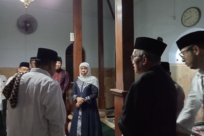 Safari Ramadhan ke Tulungagung, Khofifah Salat Tarawih di Masjid Kuno Desa Macanbang