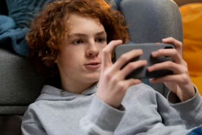 Makin Canggih! Pengguna Facebook Kini Bisa Main Game Bareng Sambil Video Call