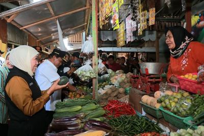 Gubernur Khofifah Pastikan Stok Bahan Pokok di Pasar Wage Nganjuk Aman dan Harga Stabil