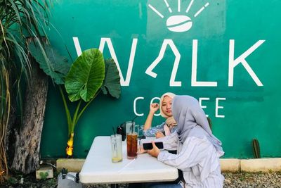 Nongkrong Cakep di Walk Coffee Kebumen, Kafe dengan Konsep Warna-warni dan Unfinished