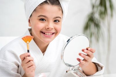 Umur Berapa Anak Boleh Pakai Skincare dan Apa Produknya? Ahli Dermatologi Buka Suara