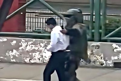 Bos Gak Mau Bayar Uang Keamanan, Satpam Toko Perhiasan Dipasangi Bom Sama Geng Penjahat