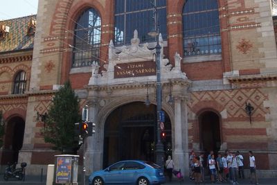 4 Keunikan Pasar Besar Budapest, Surga Belanja Oleh-Oleh Saat Melancong ke Hungaria
