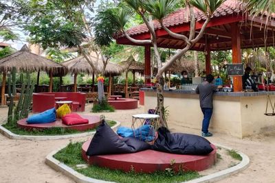 Ngopi di Sini Berasa Lagi di Pantai, Banyak Pasir Putihnya!