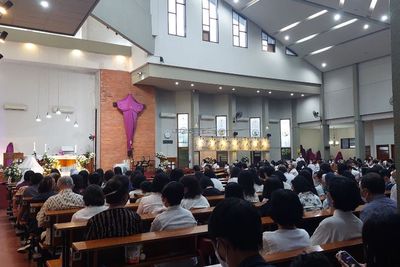 Peringati Kamis Putih, Ratusan Umat Katolik Padati Gereja St. Albertus De Trapani Malang 