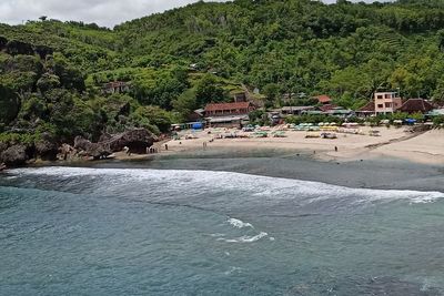 Mau Piknik Lebaran dengan View Indah Seperti di Labuan Bajo? Ke Pantai Siung Aja!
