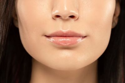 Cuaca Panas Buat Bibir Jadi Kering dan Pecah-pecah? Simak 6 Cara Atasinya!