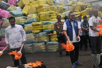 14.717 Bal Pakaian Bekas Alias Thrifting Senilai Rp118 Miliar Dimusnahkan