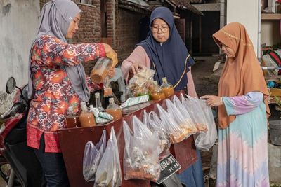 Heboh Mbok Jamu Masuk Majalah Vogue, Bahas Soal Pelestarian Minuman Herbal Tradisional Itu