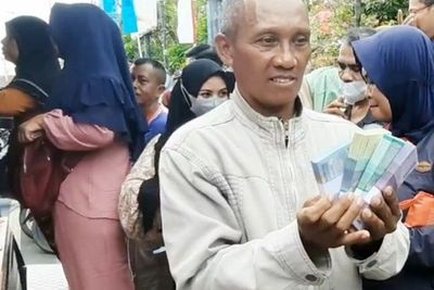 Ratusan Warga Berdesakan Antri Penukaran Uang Baru di Tegal