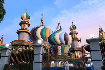 Mirip Katedral Rusia, Masjid Kubah Pelangi ini Memiliki Gaya Arsitektur Unik