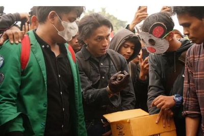 Jefri Nichol Ikut Demo Tolak UU Cipta Kerja: Lempar Bangkai Tikus, Orasi di Mobil Komando