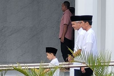 Moment Presiden Jokowi dan Ganjar Salat Jumat Bareng di Masjid Syeikh Zayed