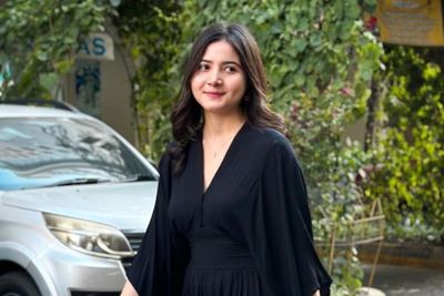 Gaya Seksi Bulan Sutena yang Dijodohkan dengan El Rumi, Pakai Mini Dress Hitam