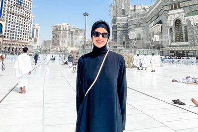 Potret Nia Ramadhani Umrah untuk Sang Ayah Berbusana Gamis, Disebut Mirip Lisa BLACKPINK