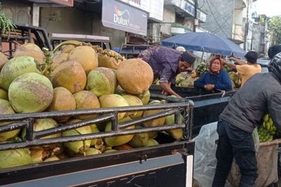 Laris Manis Selama Ramadan! Penjual Kelapa Muda Bisa Untung Rp800 Ribu Per Hari