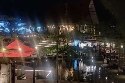 Menikmati Suasana Malam di Panenila Cafe, Nongkrong Asik di Tepi Kolam Nila