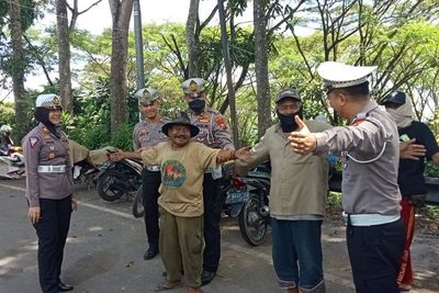 Pantau Jalur Mudik Gumitir, Puluhan Awe-Awe Dapat Pelatihan Atur Lalu Lintas