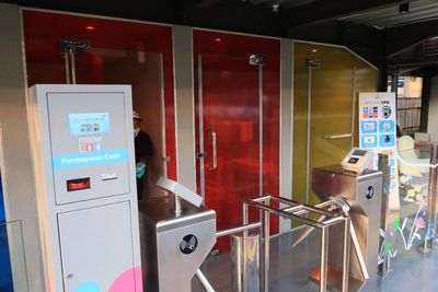 Pertama di Jakarta, Berani Coba Kecanggihan Toilet Transparan Warna-warni ala Jepang?