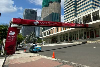 Sudah Tidak Digunakan, JPO Pertama di Indonesia Kini Ditutupi Spanduk
