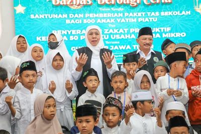 Gubernur Khofifah Bagikan Al-Quran untuk Anak-Anak di Kabupaten Situbondo