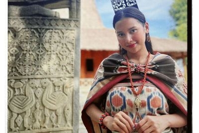 Indah Permatasari Cantik Natural Dibalut Outfit Kain dari Sumba: Vibes Putri Kerajaan