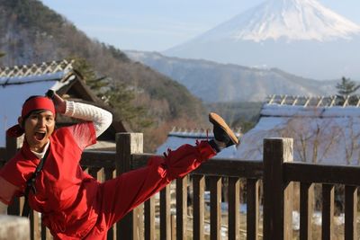 Healing di Kaki Gunung Fuji Sambil Cosplay Samurai dan Ninja, Stress Auto Hilang!