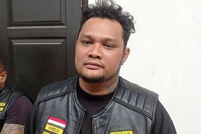 Penasaran Vonis AGH, Virgoun Datangi PN Jaksel Sambil Bawa Bendera Club Motor Asal Maluku