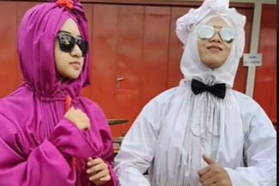 Viral Tiktokers Cosplay Outfit Pocong Bagi-bagi Takjil, Netizen: Baju Lebaran 2023