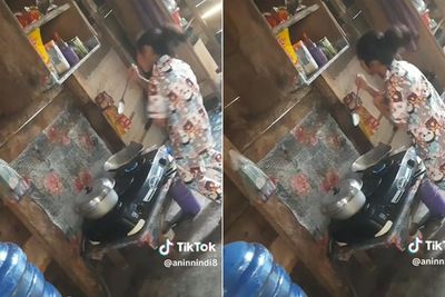 Momen Lucu Bocah Terciduk Asyik Nyanyi Lagu Sial di Dapur, Mikrofon Diganti Sutil