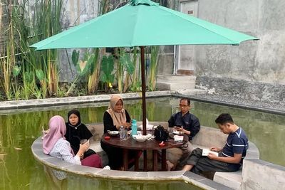 Warung Kulinan, Sensasi Makan di Tengah Kolam Ikan, View Bagus Pikiran Rileks