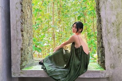 Pakai Dress Hijau, Wendy Walters Umbar Punggung Putih Mulus di Antara Dedaunan