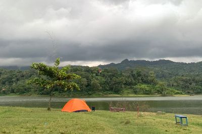 Asyiknya BBQ-an sambil Menikmati Keindahan Waduk Sermo, Nyantai di Alam!