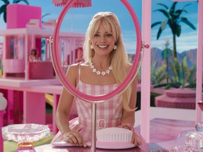 Margot Robbie Sebut Dirinya Bukan Gadis Barbie Waktu Kecil: Pilih Main Lumpur Ketimbang Boneka